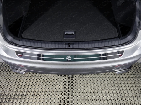 Volkswagen Tiguan 2017- Накладка на задний бампер (лист зеркальный логотип VW)	